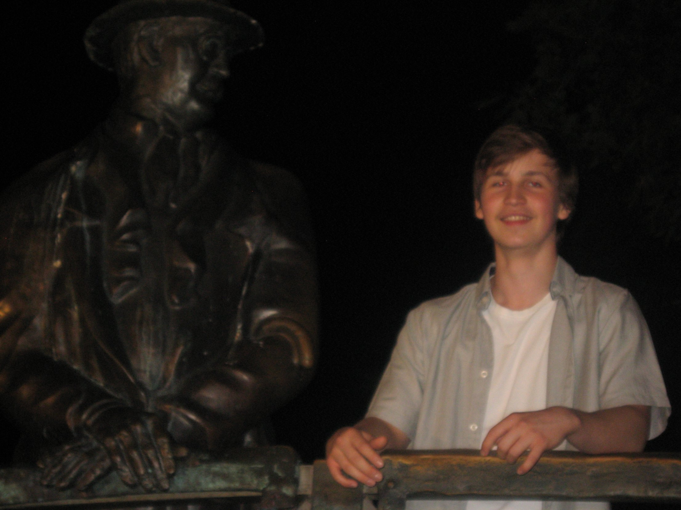 Mark neben einer Bronzestatue